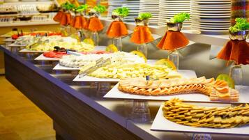 Un bufé con diversos alimentos y guarniciones.