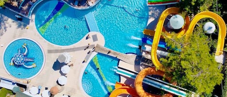 5 outdoor pools, pool umbrellas, sun loungers
