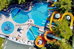 5 piscinas al aire libre, sombrillas, sillones reclinables de piscina