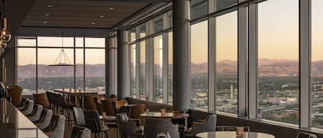 2 bars, un bar de copes i un lounge al vestíbul