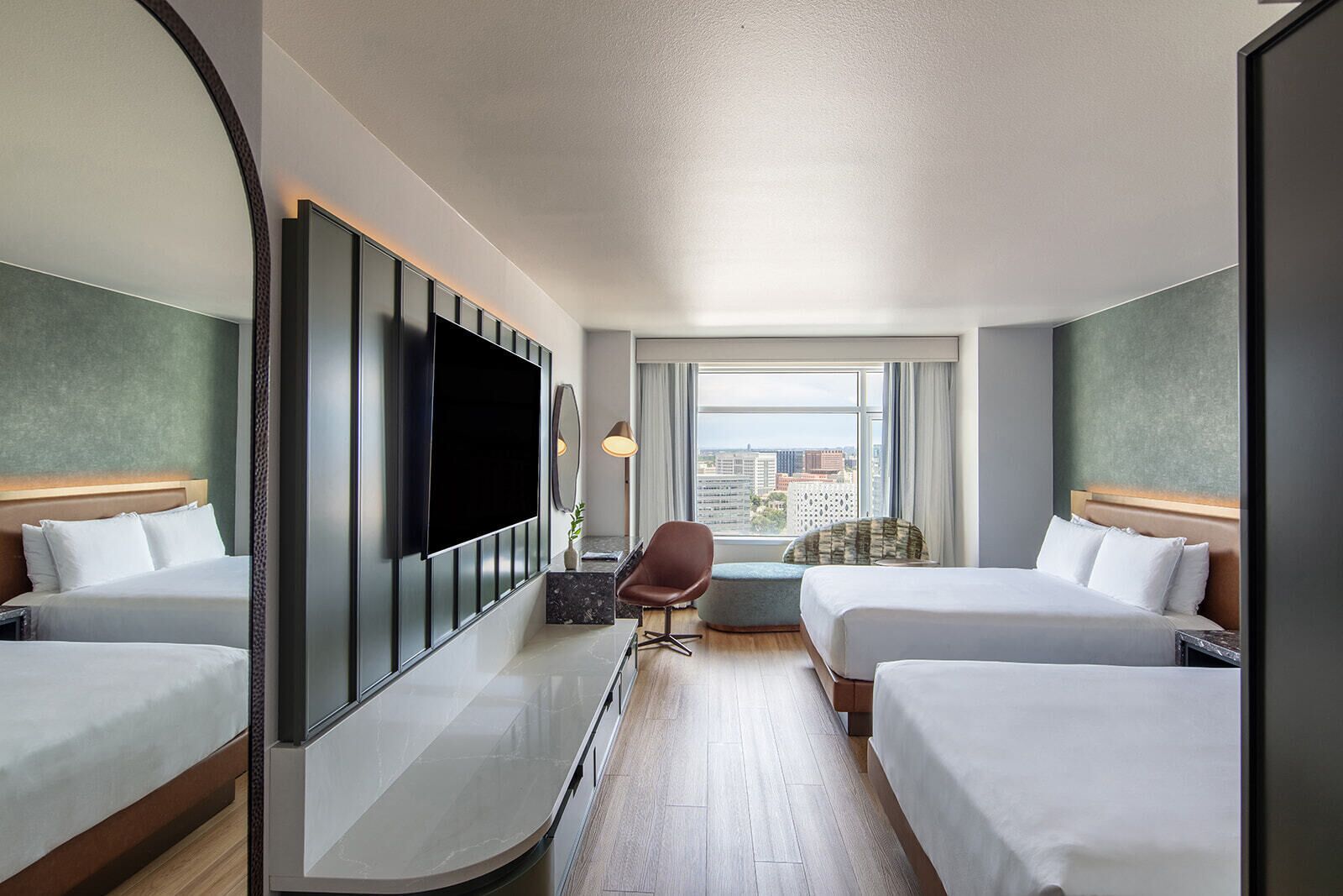 Rúmföt af bestu gerð, rúm með „pillowtop“-dýnum, öryggishólf í herbergi