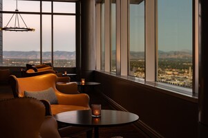 2 bars/lounges, cocktail bar, lobby lounge