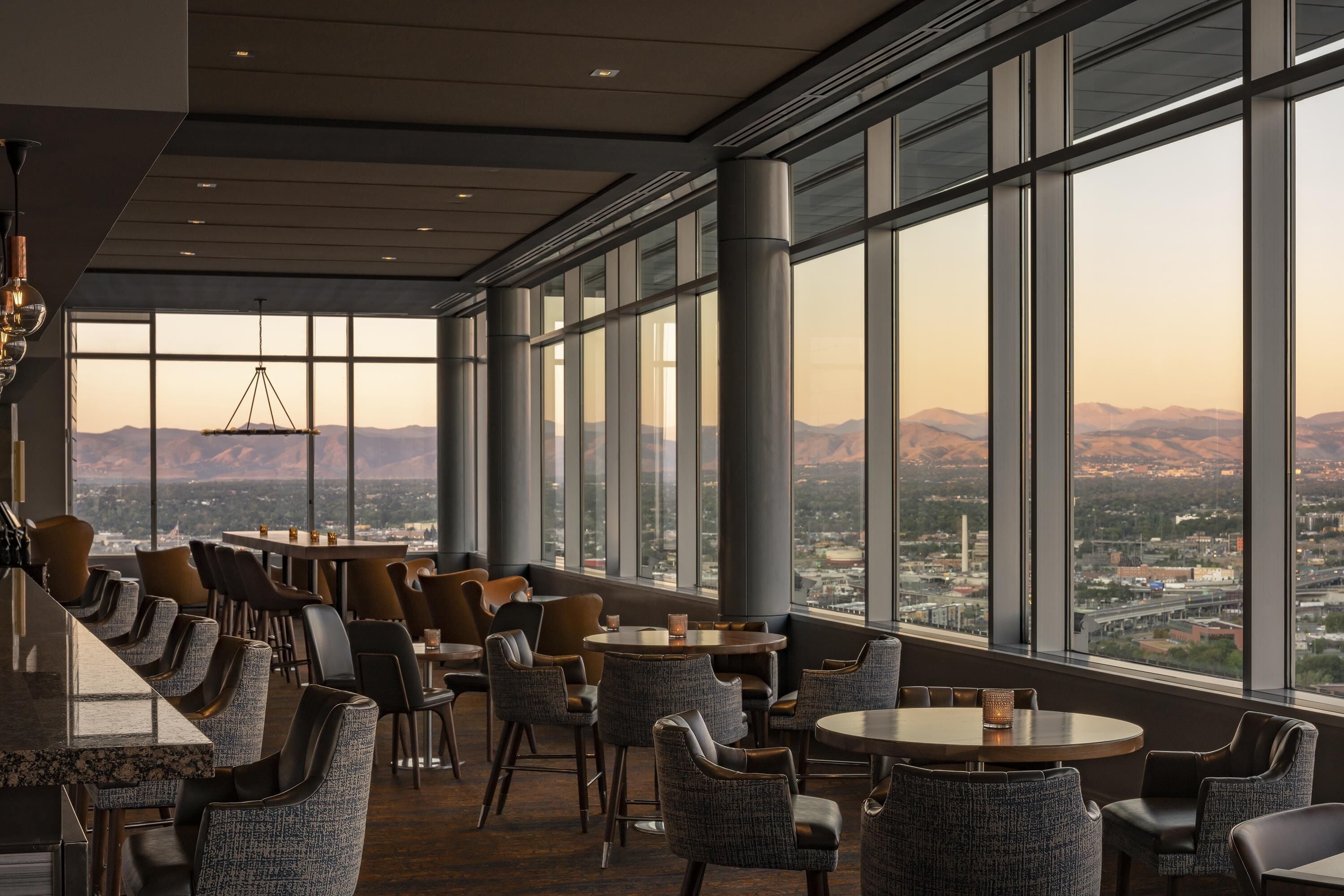 2 bars/lounges, cocktail bar, lobby lounge