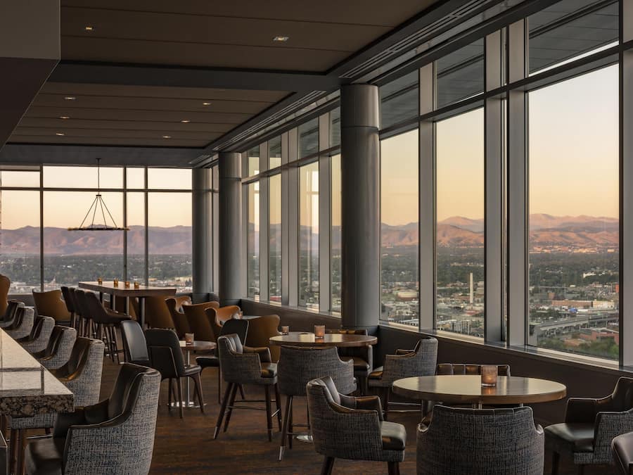 2 bars/lounges, cocktail bar, lobby lounge