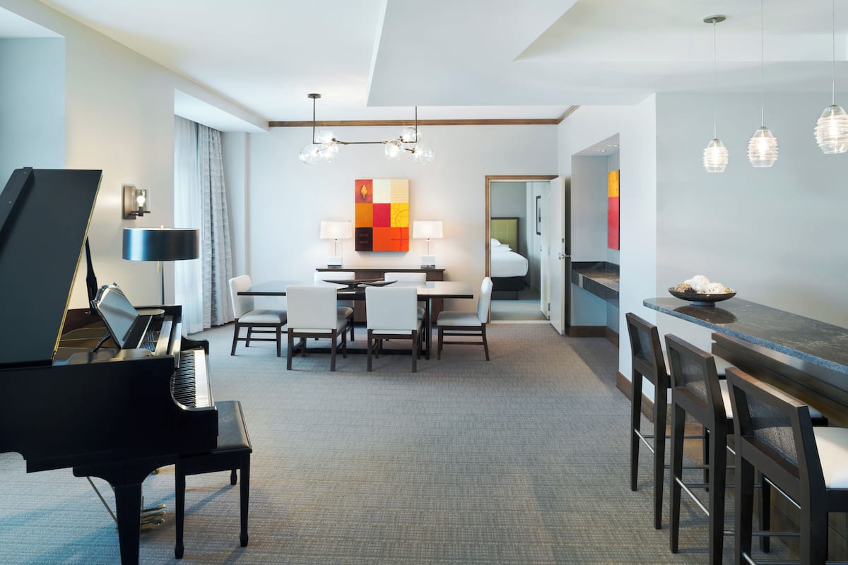 Suite (Monarch) | Living area | 46-inch LED TV with cable channels, TV