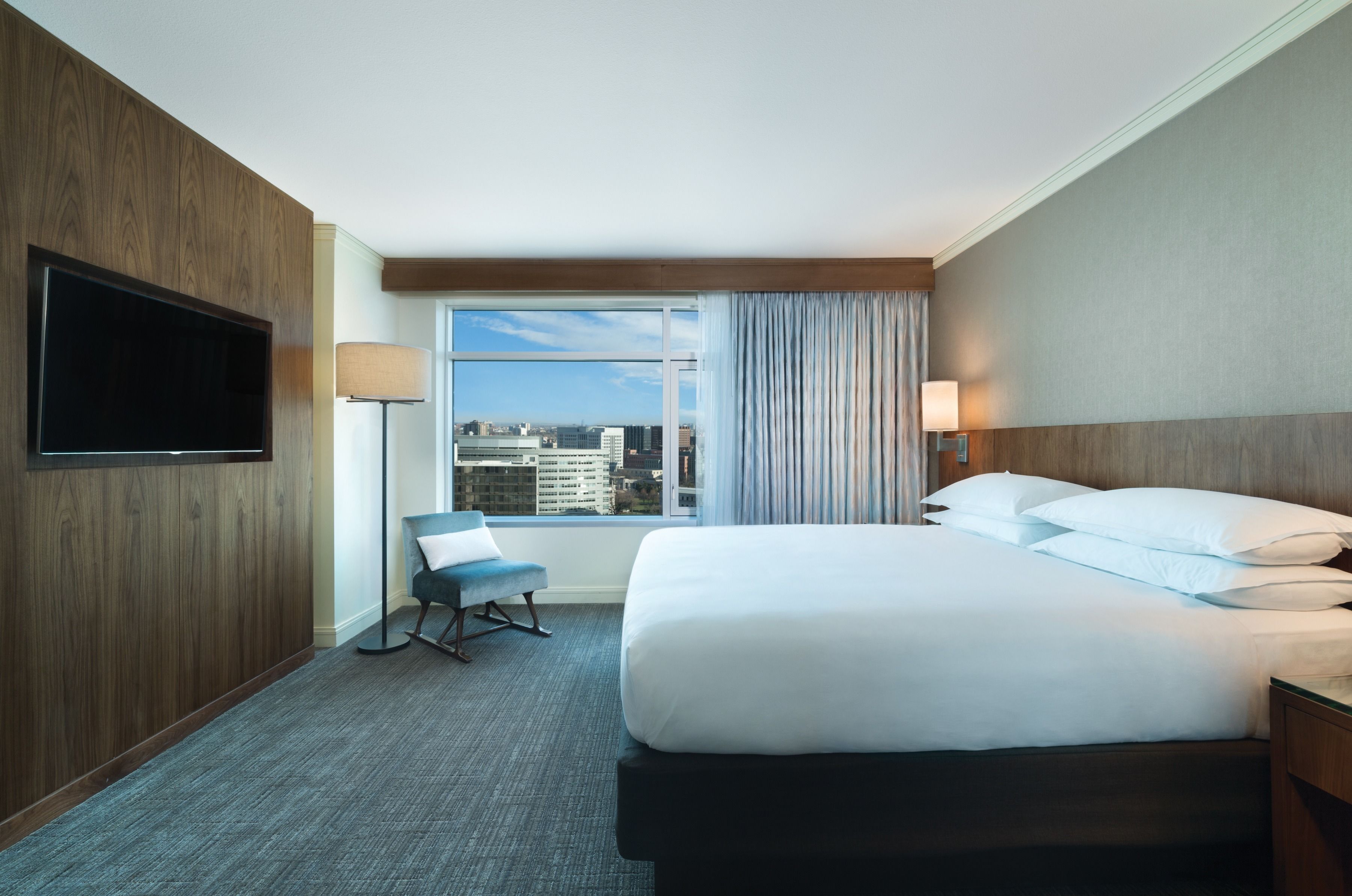 Sengetøy av topp kvalitet, senger med overmadrass og safe på rommet