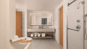 Suite (Monarch) | Bathroom