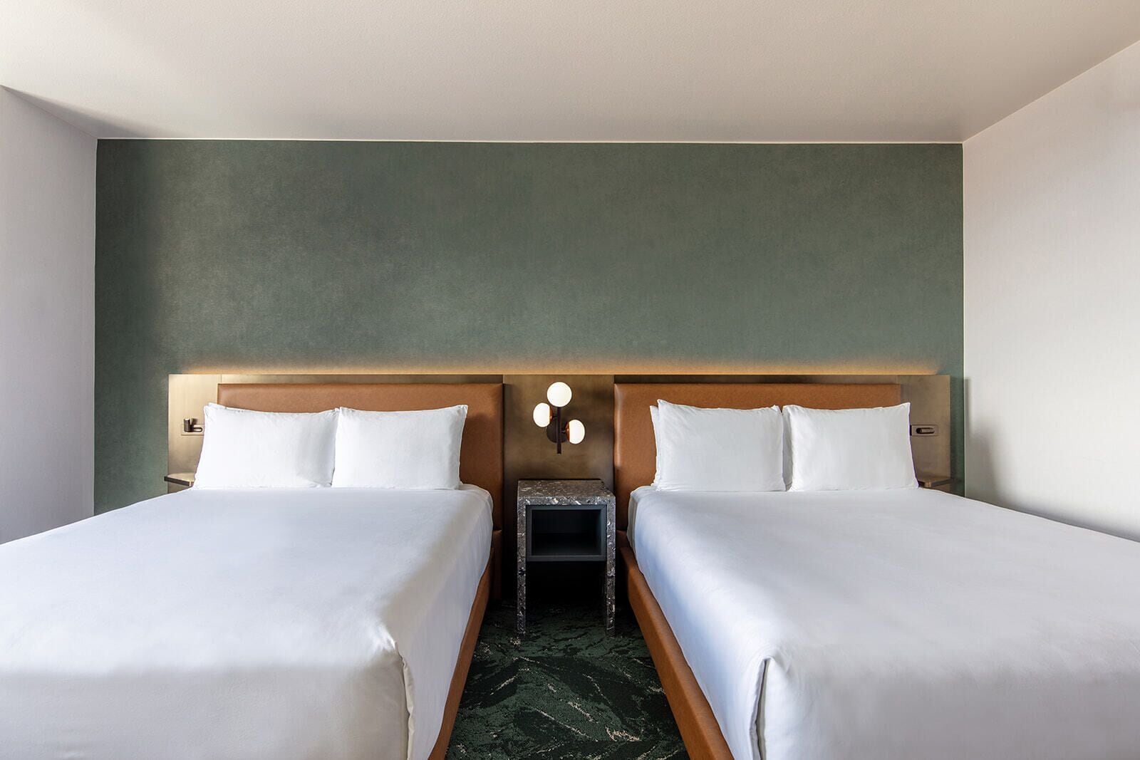 Sengetøy av topp kvalitet, senger med overmadrass og safe på rommet