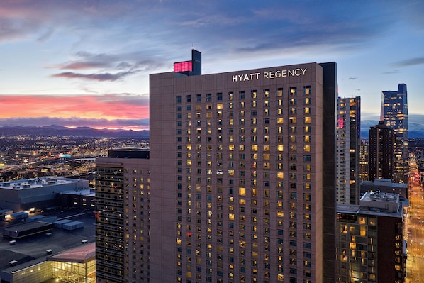 Un edificio de gran altura con el nombre 'HYATT REGENCY' visible en letras grandes.
