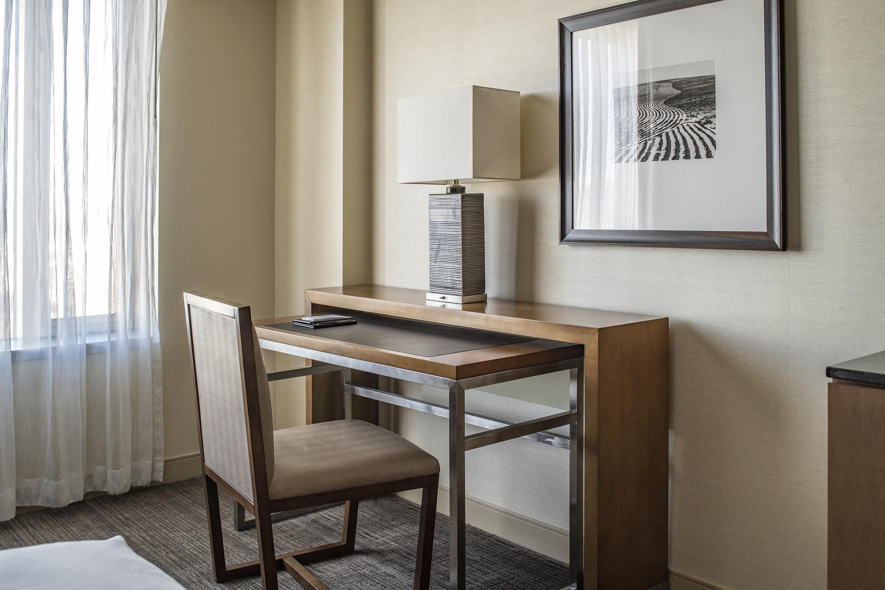 Sengetøy av topp kvalitet, senger med overmadrass og safe på rommet