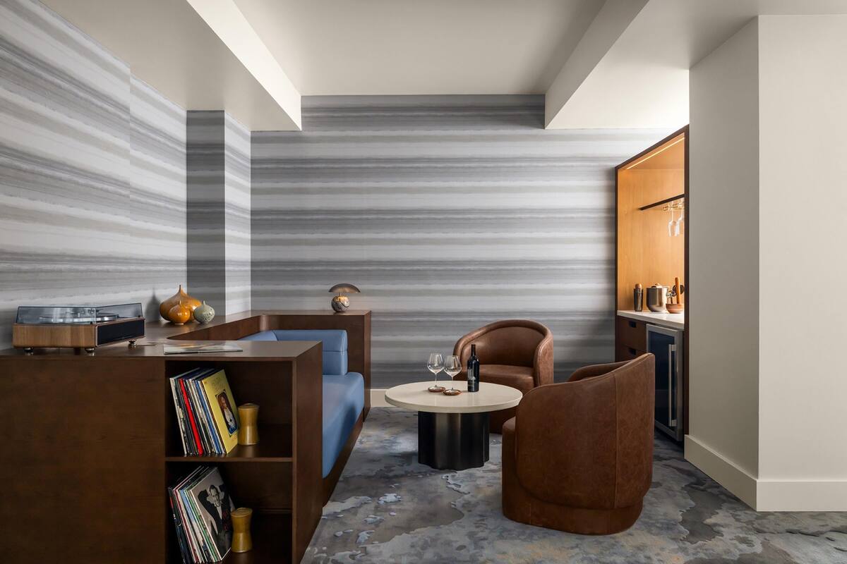 Suite (Monarch)