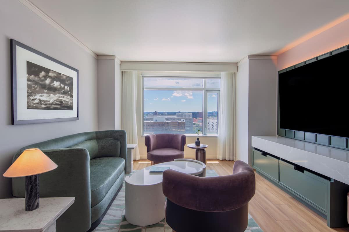 Suite, 1 Tempat Tidur King (Colorado) | Seprai premium, bantalan ekstra lembut, brankas, dan meja kerja