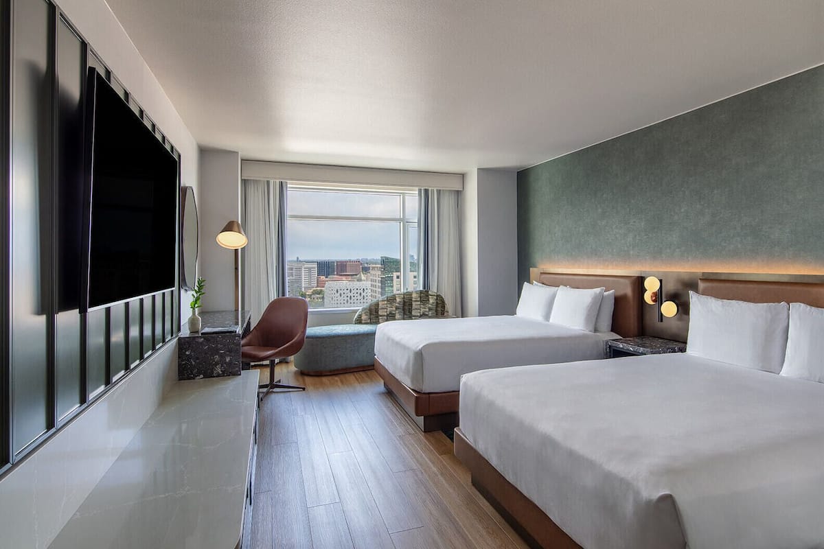 Luxe beddengoed, pillowtop-bedden, een kluis op de kamer, een bureau
