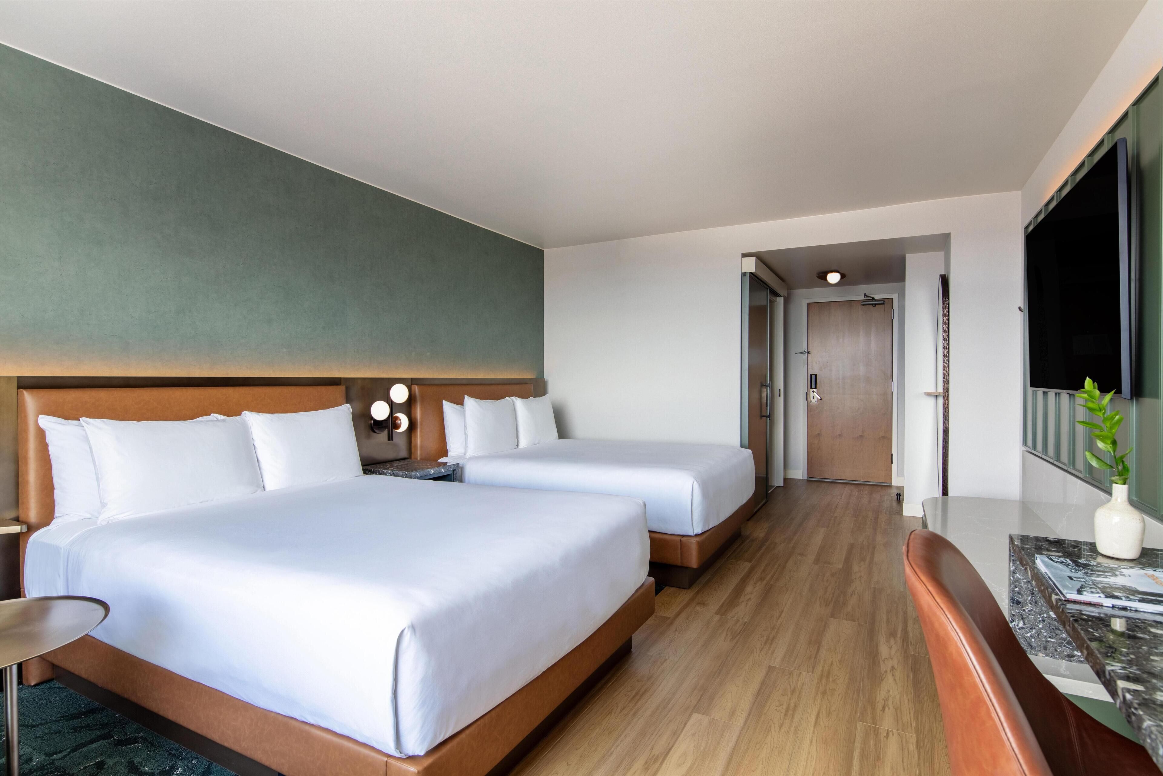 Sengetøy av topp kvalitet, senger med overmadrass og safe på rommet