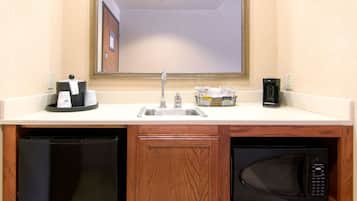 Fridge, coffee/tea maker