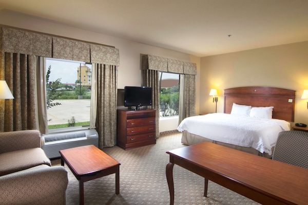 Pengeskab på værelset, skrivebord, strygejern/strygebræt