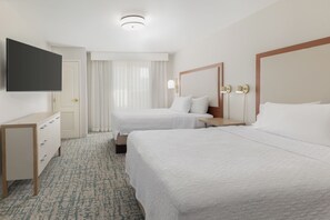 Suite, 2 llits de matrimoni, accessible, banyera (Mobility & Hearing) | Caixa forta a l'habitació, escriptori i planxa i posts de planxar 