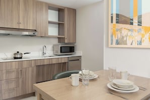 Frigorífico, microondas, placa de cocina y cafetera o tetera