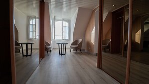 Suite, 1 queensize bed, niet-roken, bad | Luxe beddengoed, pillowtop-bedden, een kluis op de kamer, een bureau