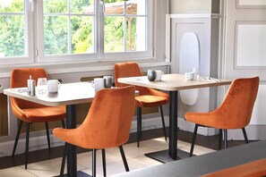 Daily continental breakfast (EUR 16.00 per person)