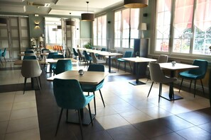 Serveert ontbijt en diner, Franse gerechten