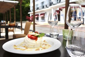 Daily continental breakfast (EUR 16.00 per person)