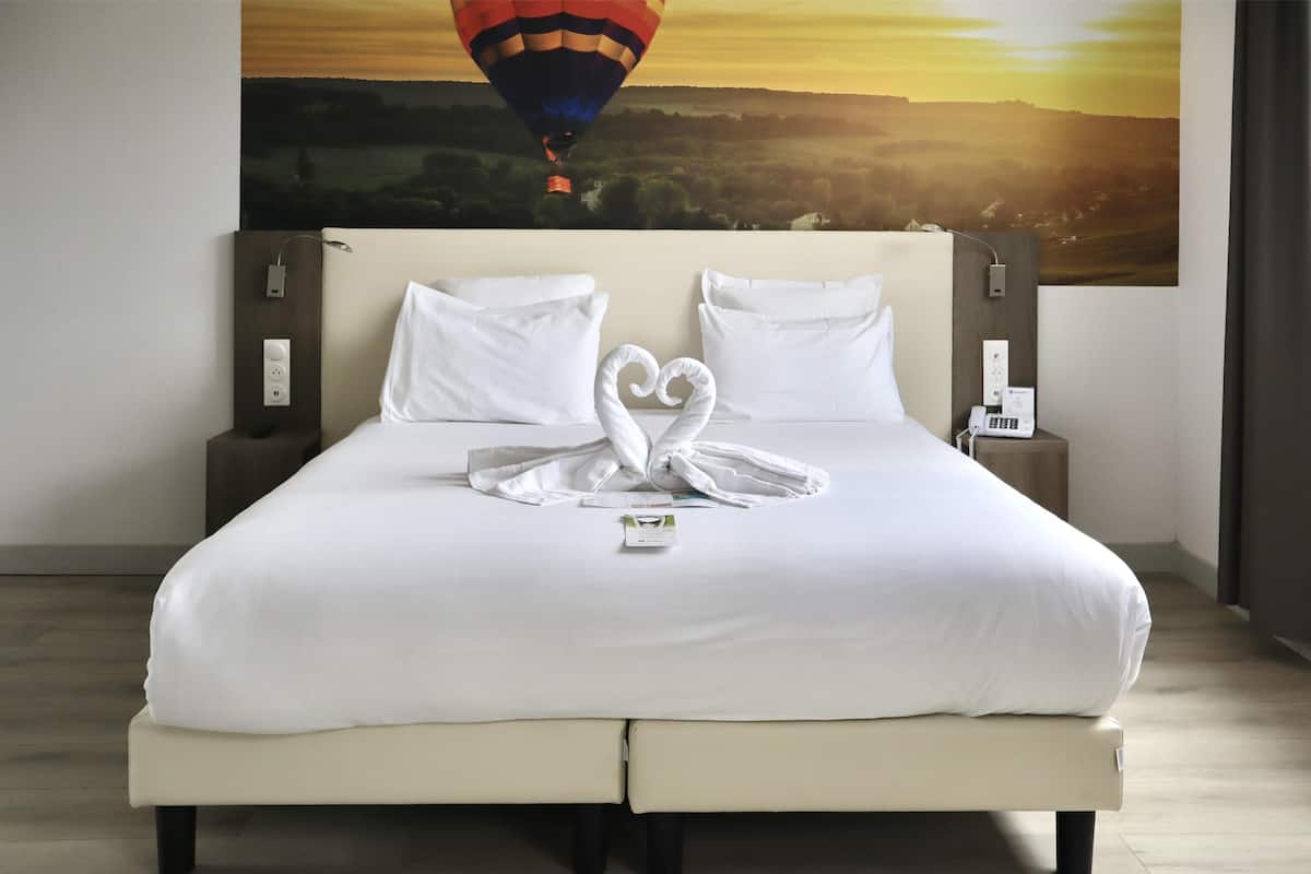Phòng Suite Junior, nhiều giường, không hút thuốc (with Sofabed) | Bộ đồ giường cao c ấp, nệm có lớp đệm bông, két bảo mật tại phòng 