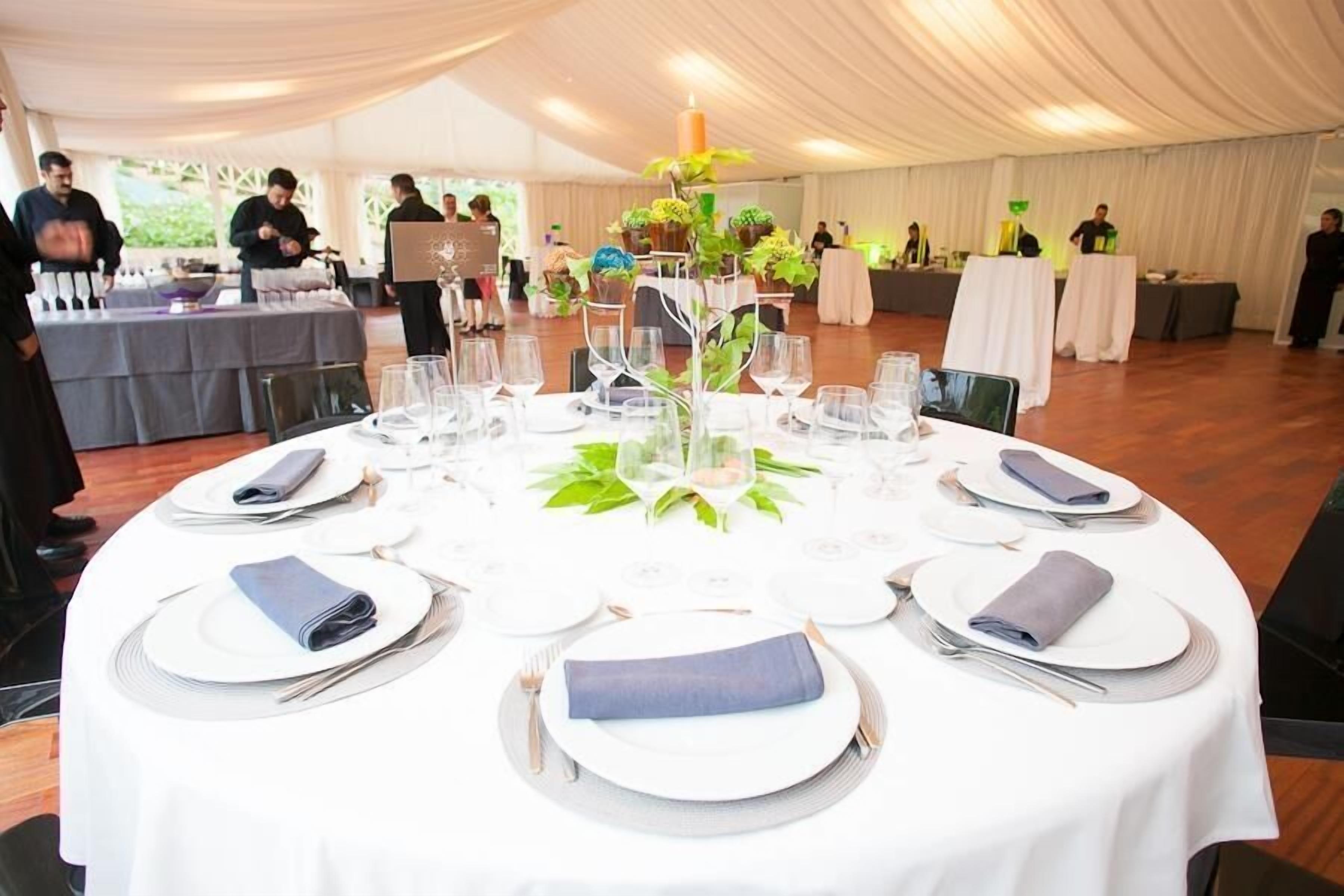 breakfast and lunch served, regional cuisine