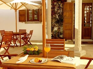 Breakfast and lunch served, Regional cuisine - Pazo do Río (Oleiros)