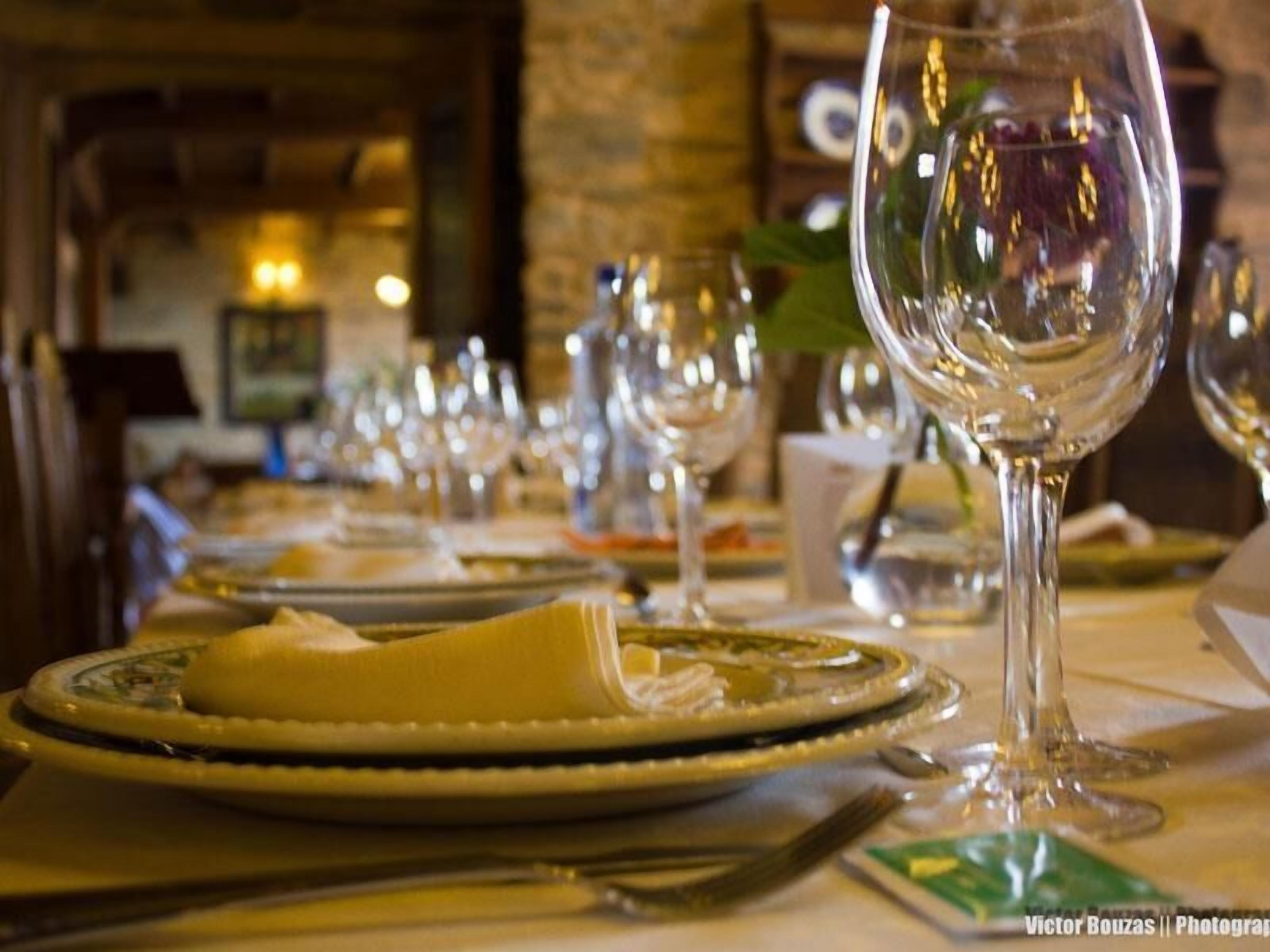 breakfast and lunch served, regional cuisine