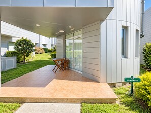 Un bâtiment moderne doté d’un patio couvert, d’une table et de chaises, ainsi que d’une enseigne indiquant que l’on se trouve à Granacos.