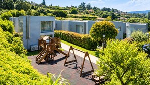 Un quartier résidentiel avec des maisons mobiles modernes, une aire de jeux et des jardins bien entretenus.