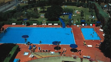 Een seizoensgebonden buitenzwembad, parasols voor strand/zwembad