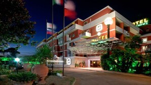 Un hotel de diseño moderno, con varios pisos y balcones.