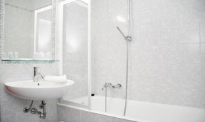 Free toiletries, hair dryer, bidet, towels - Hotel Delta Florence (Calenzano)
