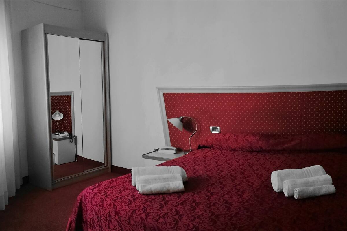 義大利 Frette 床單、高級寢具、舒適加層、書桌