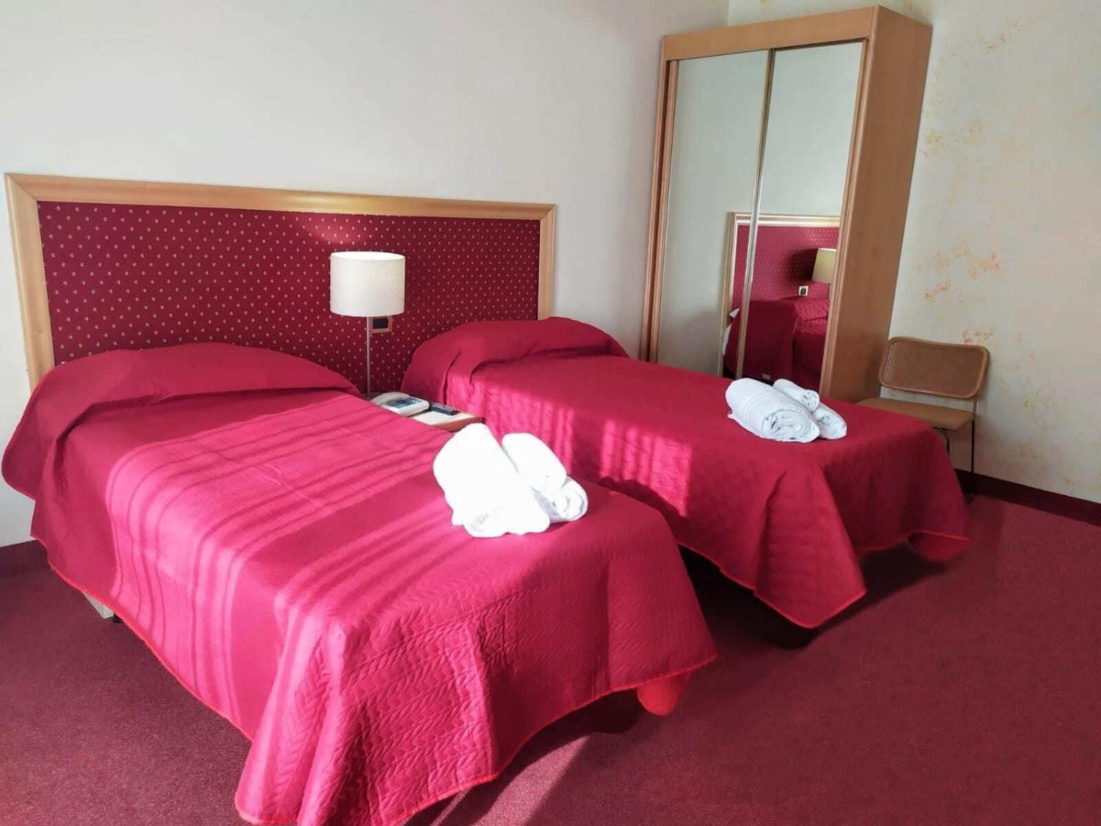 基础双床房 | 意大利 Frette 床单、高档床上用品、加厚床垫、办公桌