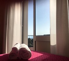 Frette Italian sheets, premium bedding, pillowtop beds, desk