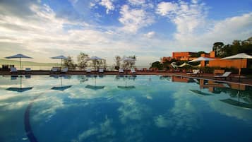 Außenpool (je nach Saison geöffnet), Sonnenschirme, Liegestühle