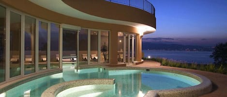 Couples treatment room(s), sauna, hot tub, steam room