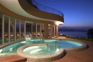 Salas de tratamientos para parejas, sauna, bañera de hidromasaje