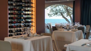 2 restauranter, der serverer morgenmad, frokost og aftensmad