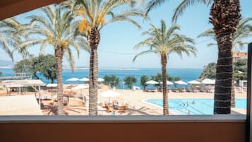 Suite Privilege vista mare | Biancheria da letto di alta qualità, minibar, una cassaforte in camera
