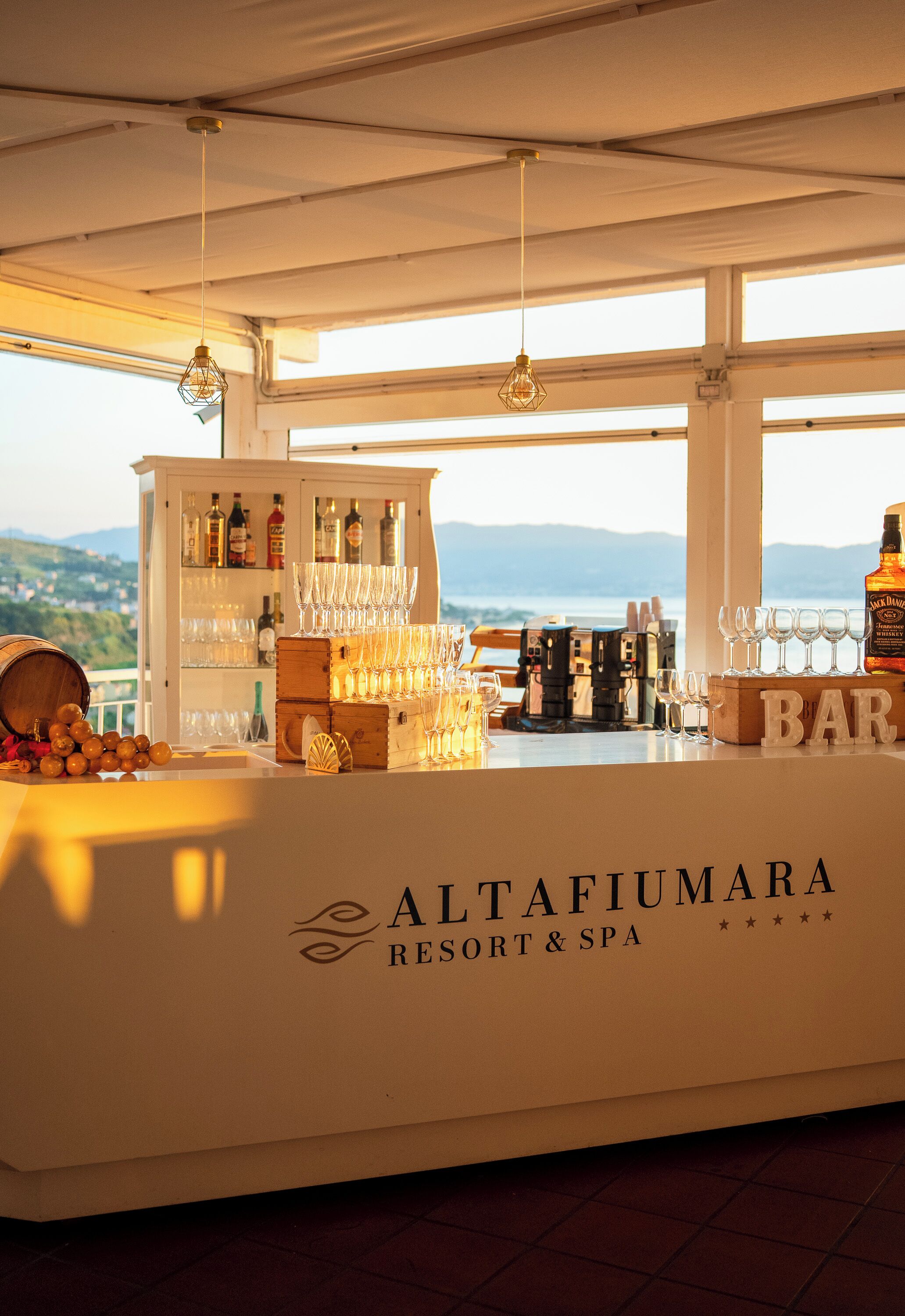 Angolo bar all'Altafiumara Resort & Spa con vista sulle montagne.