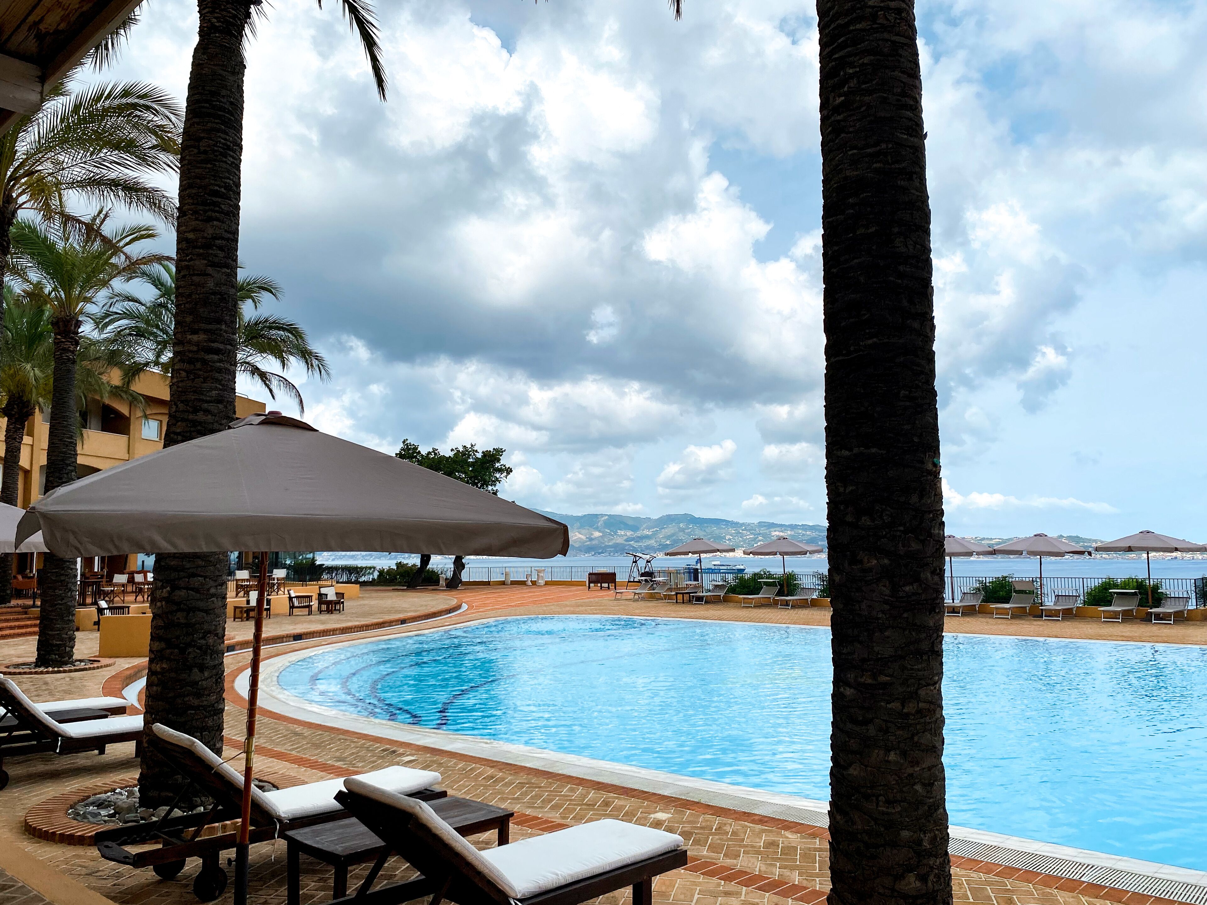 Außenpool (je nach Saison geöffnet), Sonnenschirme, Liegestühle