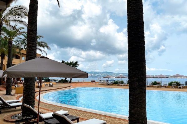 AuĂenpool (je nach Saison geöffnet), Sonnenschirme, LiegestĂŒhle