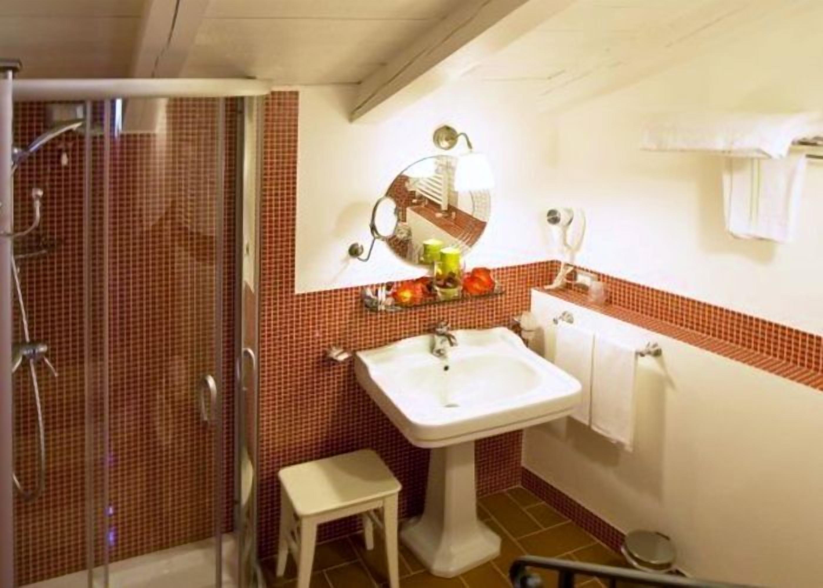 deep-soaking bathtub, hair dryer, bidet, towels