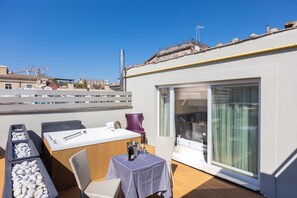 Luksushuone, poreamme, kaupunkinäköala | Terassi/patio