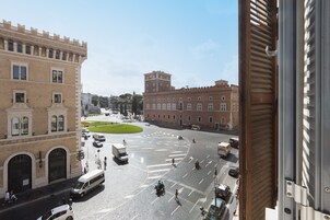Un edificio histórico con ventanas de arco y un patio central.