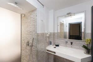 Quadruple Room, Bathtub | Bathroom | Rainfall showerhead, free toiletries, hair dryer, slippers - Hotel Castellino Roma (Rome)